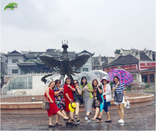 Đoàn trường THPT Nguyễn Văn Bé tham quan Phượng Hoàng cổ trấn
